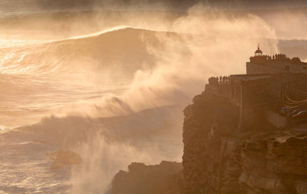 größte welle der welt, nazare, portugal - atlantic coast flash stock-fotos und bilder