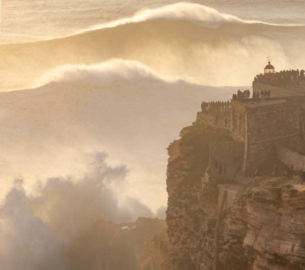 größte welle der welt, nazare, portugal - atlantic coast flash stock-fotos und bilder