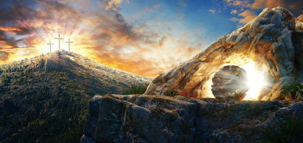 alta resolución. concepto del domingo de pascua: piedra de tumba vacía con cruz sobre el fondo del amanecer de prado. renderizado 3d - tomb fotografías e imágenes de stock