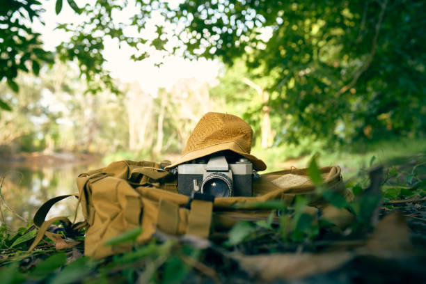 帽子をかぶったカメラ。旅行と写真の愛好家の概念。 - tourist photographing armed forces military ストックフォトと画像