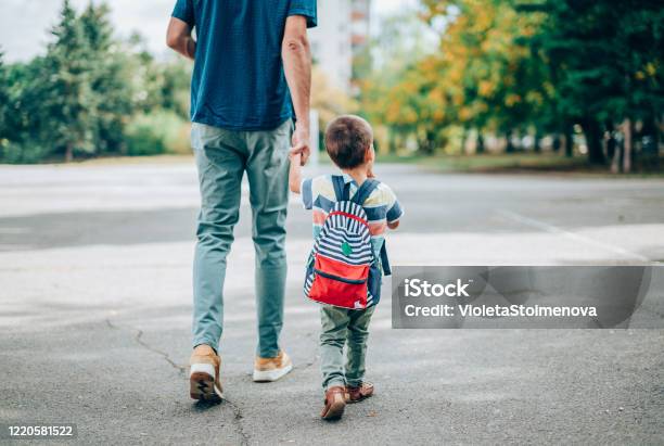 Vater Und Sohn Gehen In Den Kindergarten Stockfoto und mehr Bilder von Kind - Kind, Beginn des Schuljahres, Vorschulalter