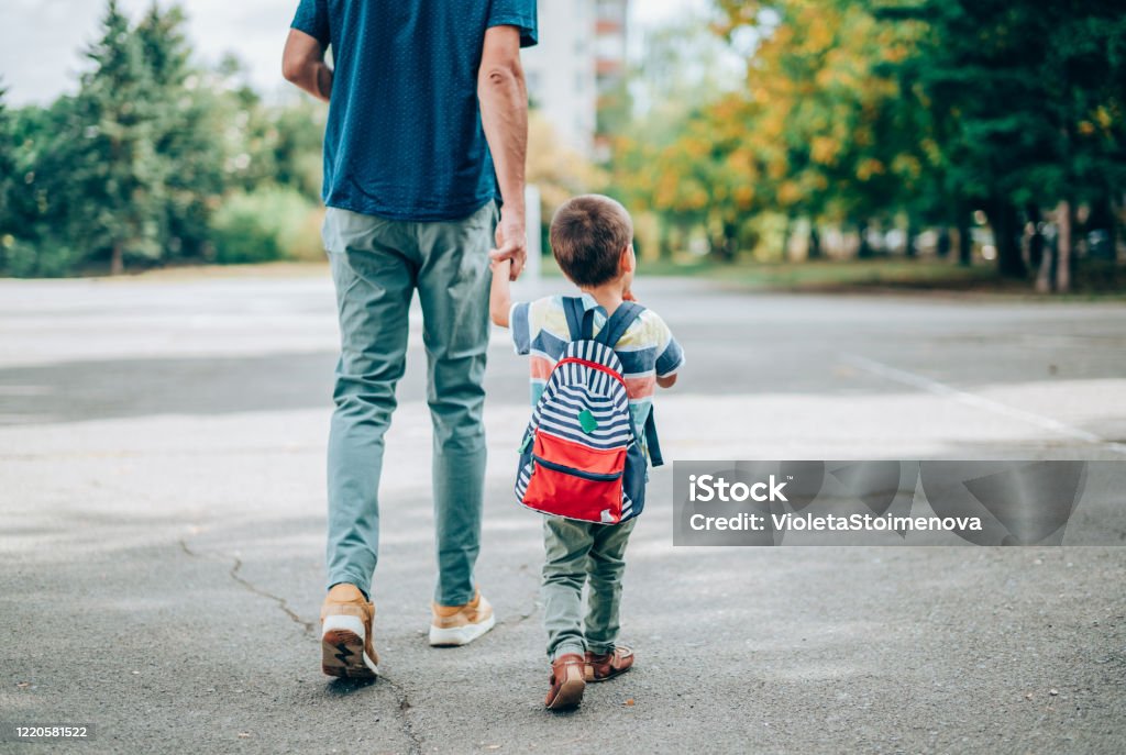 Pai e filho indo para o jardim de infância. - Foto de stock de Criança royalty-free