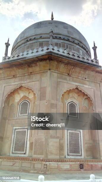 Tomb Of Sheikh Chilli In Thanesar Near Kurukshetra Haryana Stock Photo -  Download Image Now - iStock