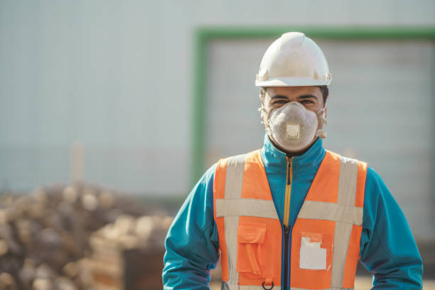 retrato de ingeniero con una máscara protectora - inspector safety construction reflective clothing fotografías e imágenes de stock