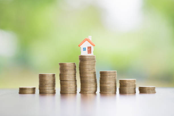 House placed on coins is planning savings money of coins to buy a home concept concept for property ladder, mortgage. Saving money concept, coin stack growing business, save money for investment. casa colocada en monedas es la planificación de ahorro de dinero de monedas para comprar un concepto de casa para la escalera de la propiedad, hipoteca. concepto de ahorro de dinero, pila de monedas negocio en crecimiento, ahorrar dinero para la inversió