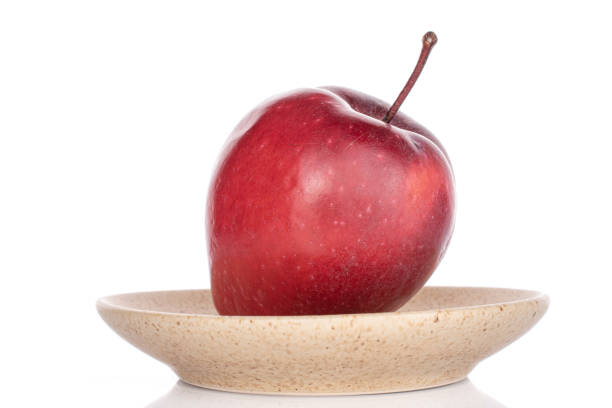 красное яблоко на белом - red delicious apple red gourmet apple стоковые фото и изображения