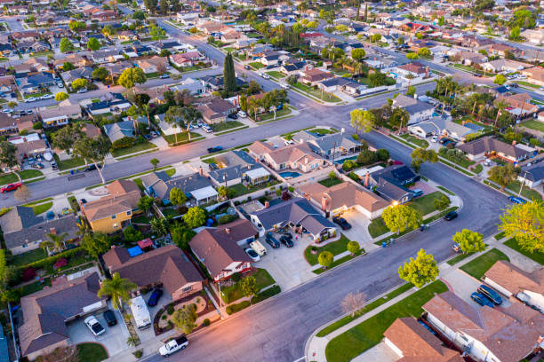 maisons la nuit dans le comté d’orange, californie - housing development development residential district aerial view photos et images de collection