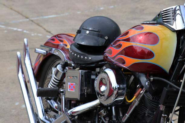 primo piano del lavoro di verniciatura personalizzato su una moto classica in mostra in un raduno mensile di appassionati di auto d'epoca. - exhaust fan foto e immagini stock