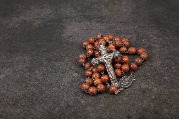 catholic rosary beadsreligious neckless symbol - rood imagens e fotografias de stock