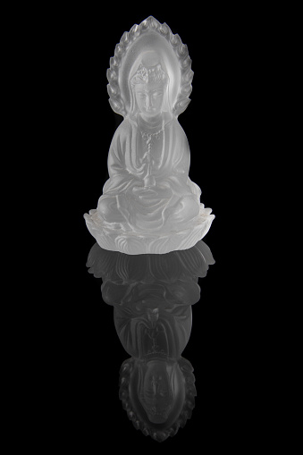 Estatua de Cristal Guan yin o Quan Yin sobre fondo negro, escultura china photo