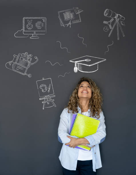 étudiant heureux pensant à ce qu’il faut étudier - major photos et images de collection