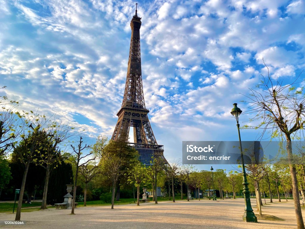 Khung Cảnh Tuyệt Đẹp Của Tháp Eiffel Với Bầu Trời Trong Xanh Rực Rỡ Ở Paris  Pháp Hình ảnh Sẵn có - Tải xuống Hình ảnh Ngay bây giờ - iStock