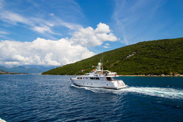 splendide viste dal mare alla costa adriatica della baia di kotor. - montenegro kotor bay fjord town foto e immagini stock