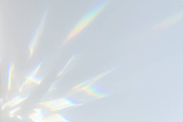 органическая тень падения на белой стене - refraction of light стоковые фото и изображения