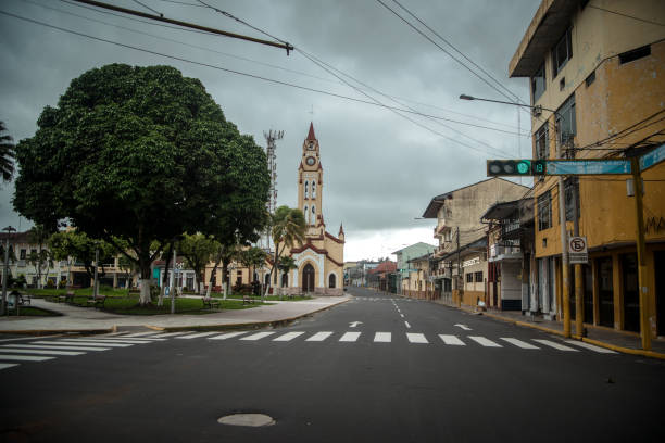 una chiesa cattolica in piazza plaza de armas - iquitos foto e immagini stock