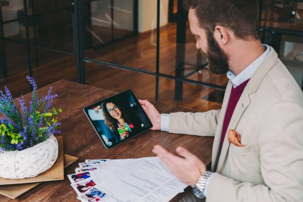 kadra menedżer rekrutacji na rozmowę wideo, covid-19 pandemii - business meeting choice business coworker zdjęcia i obrazy z banku zdjęć