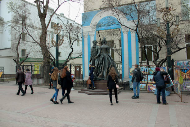 pouchkine et sa femme goncharova monument sur la rue arbat à moscou - pushkin photos et images de collection