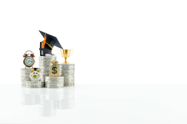 gorra de graduación negra, un libro, un diploma, un trofeo de oro, un reloj, un alcancía, una bolsa de dólares en filas de monedas - master of business administration fotografías e imágenes de stock