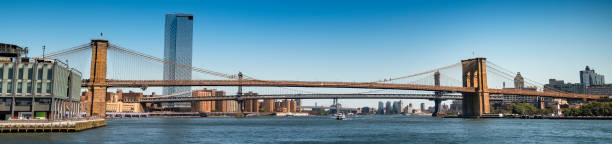 бруклинский мост через ист-ривер из района дамбо в нью-йорке - footpath lower manhattan horizontal new york city стоковые фото и изображения