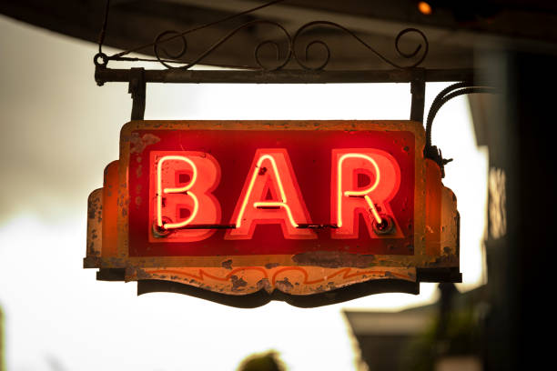 neon-bar-schild hängt an einem trinker-betrieb - sea passage audio stock-fotos und bilder