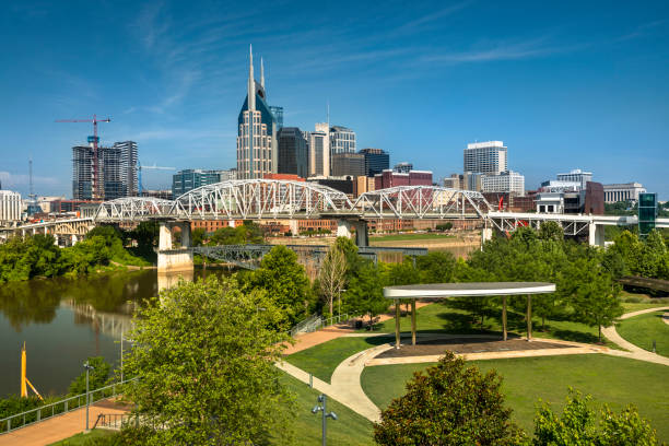 nashville tennessee usa horizonte de la ciudad de la ciudad - puente peatonal fotografías e imágenes de stock