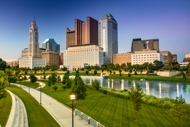 downtown city skyline view of columbus ohio usa - columbus park imagens e fotografias de stock