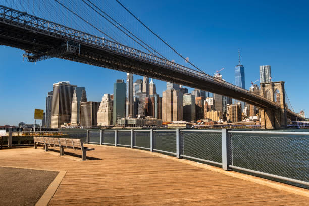 бруклинский мост через ист-ривер из района дамбо в нью-йорке - footpath lower manhattan horizontal new york city стоковые фото и изображения