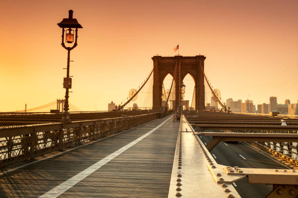 утренний восход солнца на бруклинском мосту в манхэттене нью-сша - footpath lower manhattan horizontal new york city стоковые фото и изображения