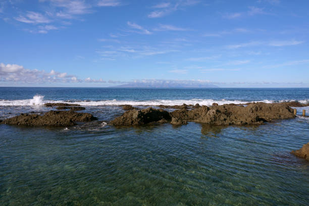 青空に対する海の眺め - travel destinations rocky coastline moody sky clear sky ストックフォトと画像