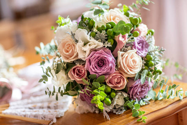 eine braut hochzeit blumenstrauß arrangement mit bunten rosen - cluster verlobungsringe stock-fotos und bilder