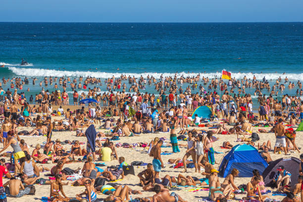 muito lotada, mas imensamente popular bondi beach em sydney - crowd surfing - fotografias e filmes do acervo