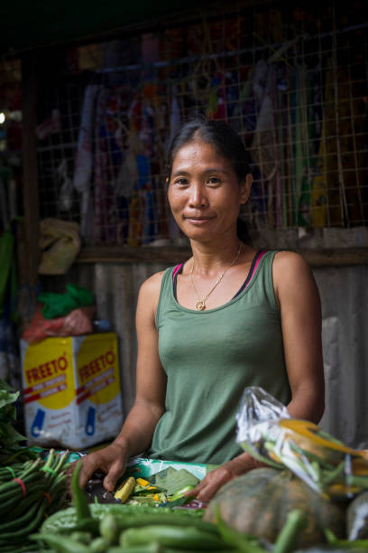 mulher filipina trabalhando no mercado em puerto princesa, palawan - filipino ethnicity women philippines palawan - fotografias e filmes do acervo