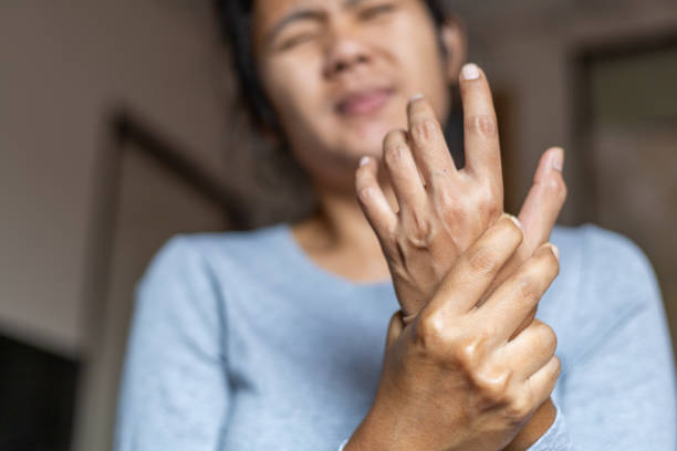 frau handgelenk schmerzen - arthritis stock-fotos und bilder