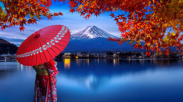 azjatka ubrana w japońskie tradycyjne kimono na górze fuji. jesień nad jeziorem kawaguchiko w japonii. - parasol umbrella asian ethnicity asian culture zdjęcia i obrazy z banku zdjęć