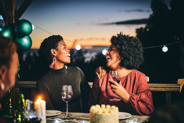 誕生日にワインを楽しむ陽気な女性の友人 - women celebration wine party ストック��フォトと画像