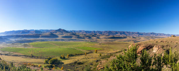 panoramiczny krajobraz gór lesotho w oddali - lesotho zdjęcia i obrazy z banku zdjęć