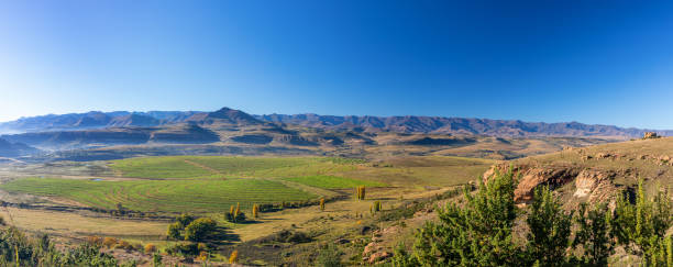 Panoramic landscape of the Lesotho highland mountains in the distance - fotografia de stock