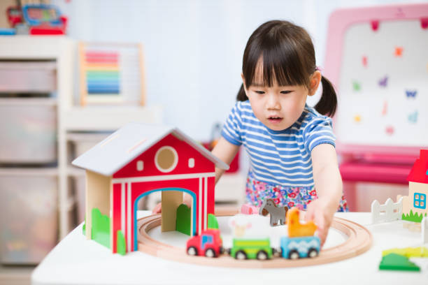 criança menina jogar jogo de brinquedo fazenda de trem definido para homeschooling - preschooler child chinese ethnicity asian ethnicity - fotografias e filmes do acervo