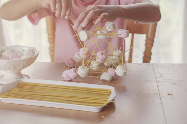 tour de construction d’enfants avec spaghetti et guimauve apprenant à distance à la maison, science stem, éducation à la maison, distanciation sociale, concept d’isolement - tower photos et images de collection