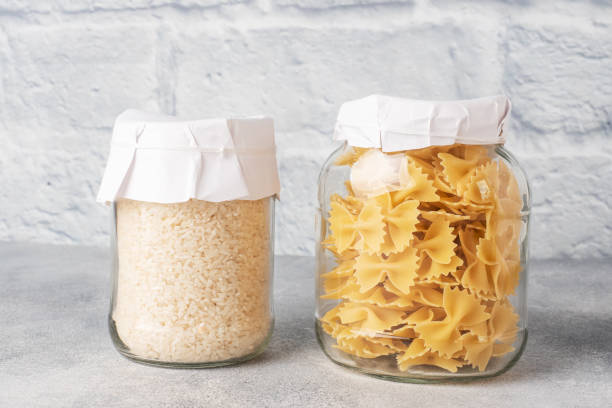 유리 병에 파스타와 쌀을 말립니다. 공간을 복사합니다. 식품 저장, 기부의 개념. - cereal box food carbohydrate 뉴스 사진 이미지