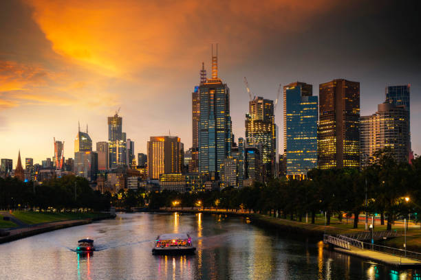 landschaft von melbourne city über maribyrnong river und footscray park - w2 stock-fotos und bilder