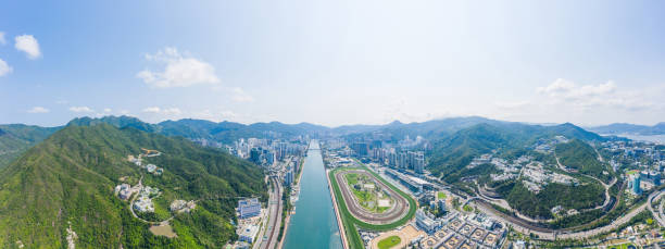 luftaufnahme des distrikts sha tin. neue territorien in hong kong - hong kong cityscape flowing water built structure stock-fotos und bilder