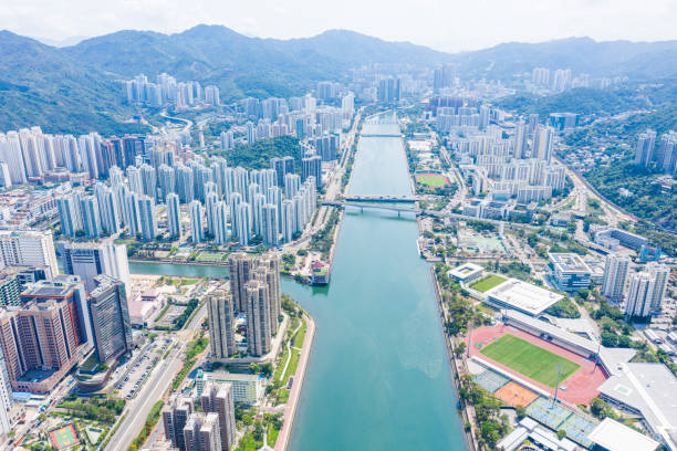 luftaufnahme des distrikts sha tin. neue territorien in hong kong - hong kong cityscape flowing water built structure stock-fotos und bilder