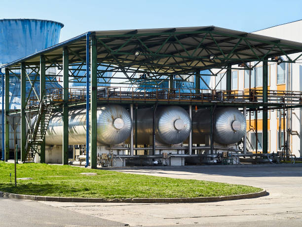 화학 공장의 탄산 부분의 액화 이산화탄소의 생산3 개의 극저온 탱크 는 급유 및 수출 충전 장치와 태양 열로부터 보호 캐노피 아래 co2와 냉동 성 탱크. - cryobiology 뉴스 사진 이미지