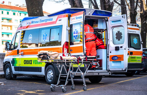 coche ambulancia en Italia - foto de stock