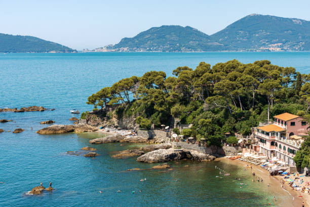 fiascherino beach - golf von la spezia ligurien italien - tree large group of people sand sunbathing stock-fotos und bilder