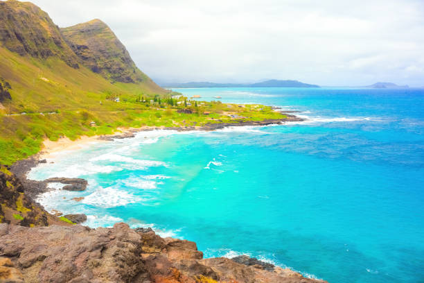 vista panorámica desde makapu'u lookout con agua azul del océano - oahu water sand beach fotografías e imágenes de stock