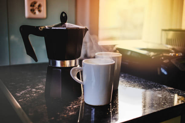 preparación de café fresco en olla moka en estufa eléctrica. - espresso coffee coffee maker italian culture fotografías e imágenes de stock