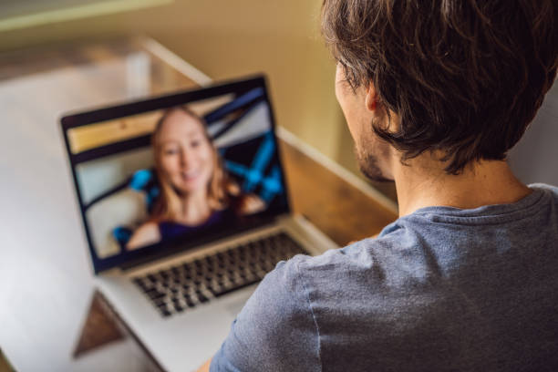 homem e mulher estão falando através de uma chamada de vídeo - video conference camera - fotografias e filmes do acervo