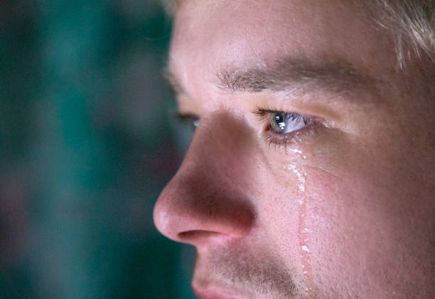 un hombre muy emotivo. - lágrima fotografías e imágenes de stock